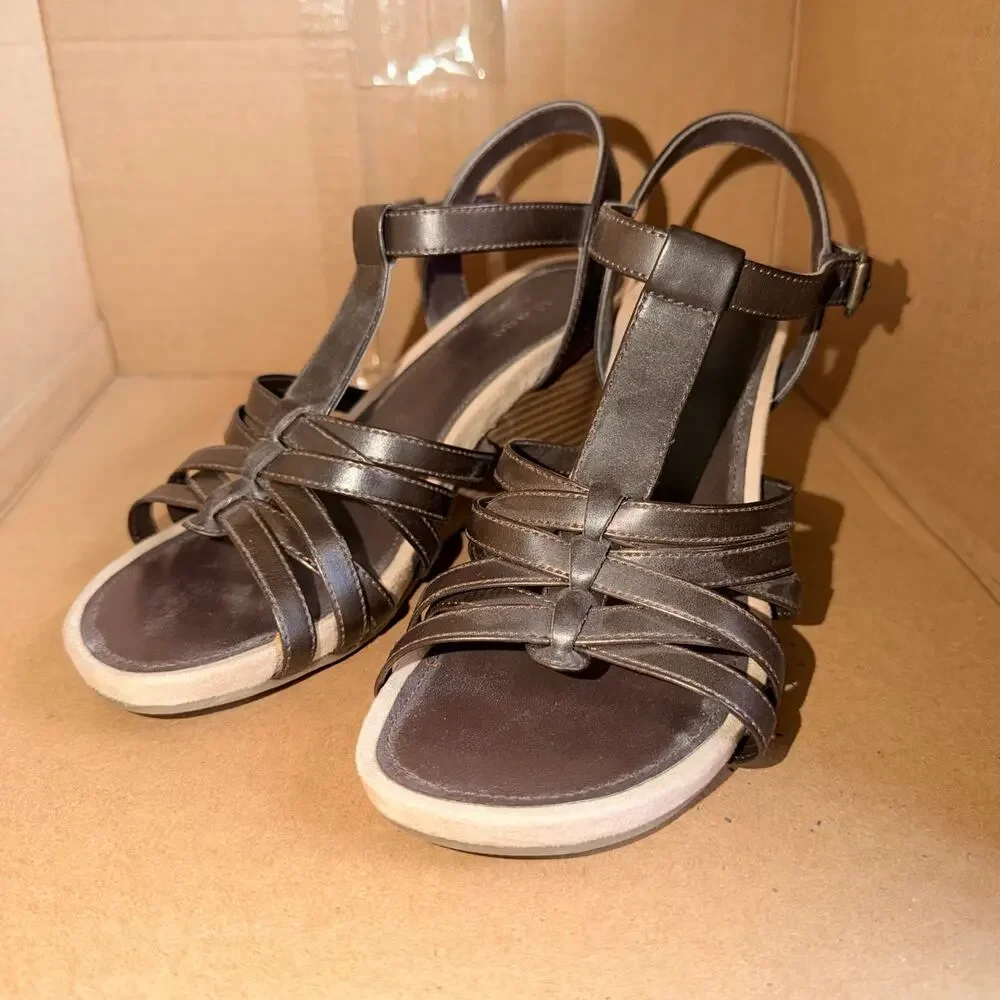 Y2K Bass Artemis Womens Strappy Wedge Sandals Brown T Strap Size 7 High Heel
